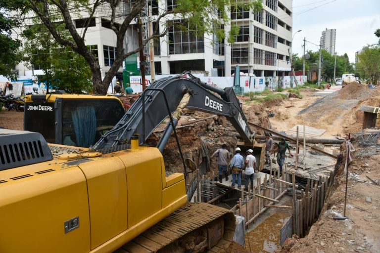 La lluvia intempestiva frenó continuidad de varios trabajos previstos en la avenida Molas López, con respecto a la obra de desagüe pluvial
