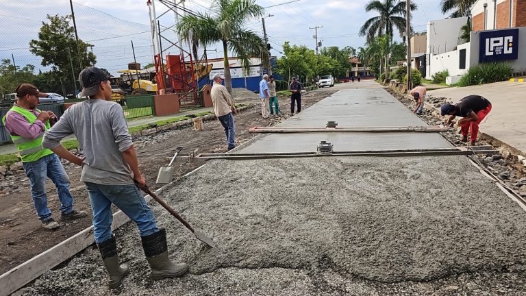 En la calle Tte. 2do. Benigno Cáceres colocan unos 75 metros de hormigón hidráulico por día, en reemplazo del pavimento asfáltico