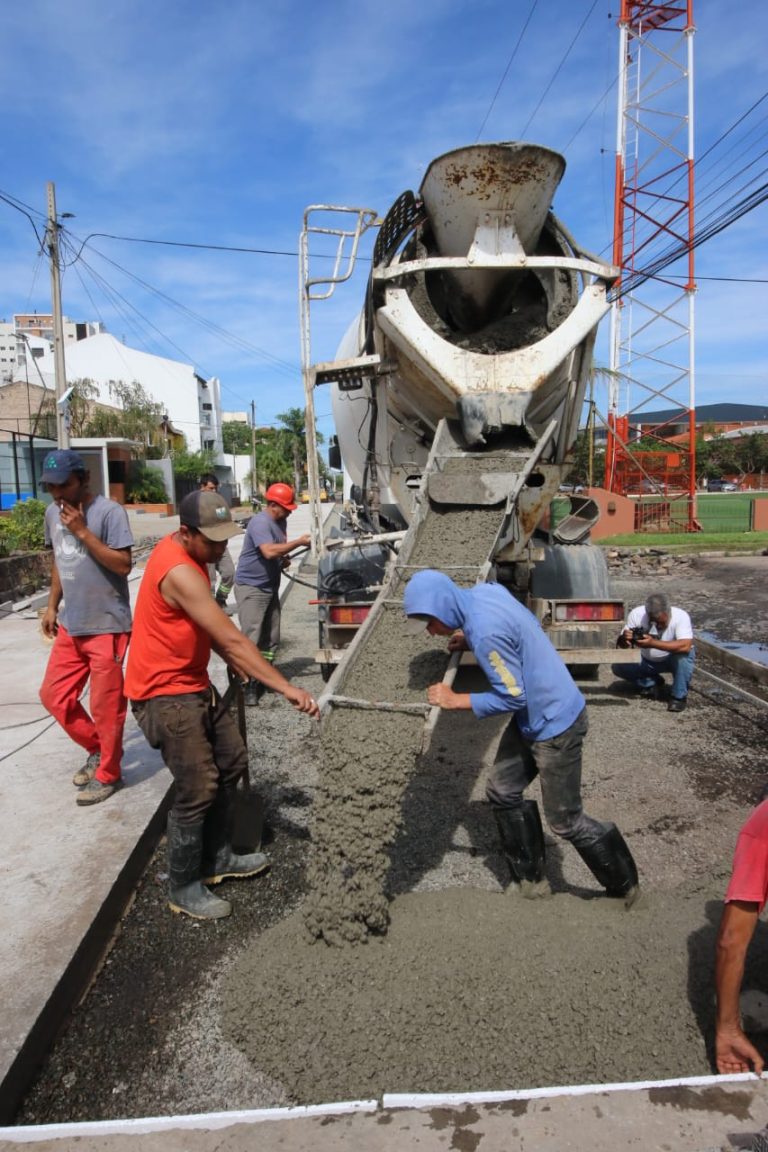 En la calle Tte. 2do. Benigno Cáceres del barrio Ytay se colocó pavimentación de hormigón  en 3 cuadras, de un total de 4,5  