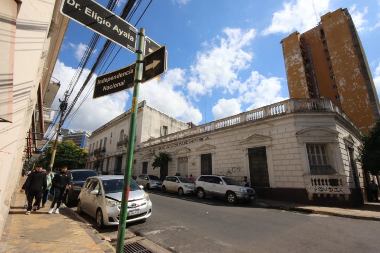 La calle Independencia Nacional rinde homenaje a la gesta del 14 y 15 de mayo de 1811, poniendo fin a doscientos setenta y seis años de dominación española en Paraguay