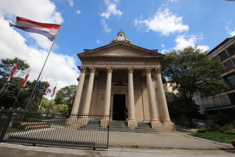 En una esquina del Centro Histórico de Asunción se encuentra el Panteón Nacional de los Héroes y Oratorio de Nuestra Señora de la Asunción que es un bien patrimonial