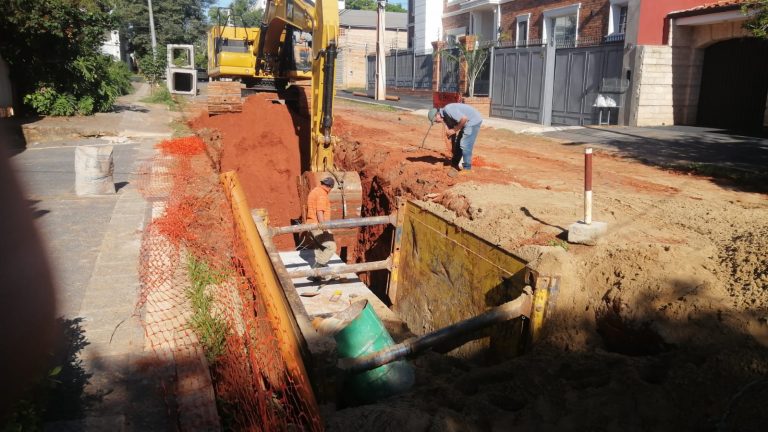 En la avenida Molas López constructoras suman esfuerzos para seguir avanzando en la ejecución de las obras del desagüe pluvial