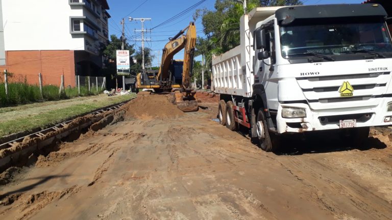En la calle Benigno Cáceres del barrio Ytay colocan una base telfort de 25 centímetros para nivelar y realizar el pavimento hidráulico