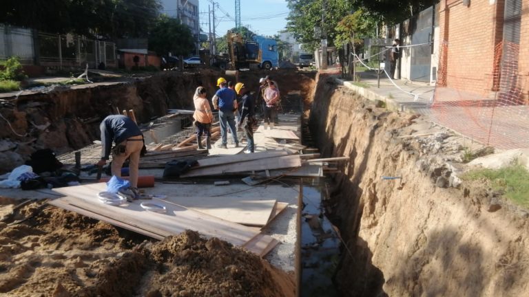 En avenida Molas López constructoras a cargo trabajan para canalizar las aguas de lluvia que deben ir al arroyo Yvyra’i