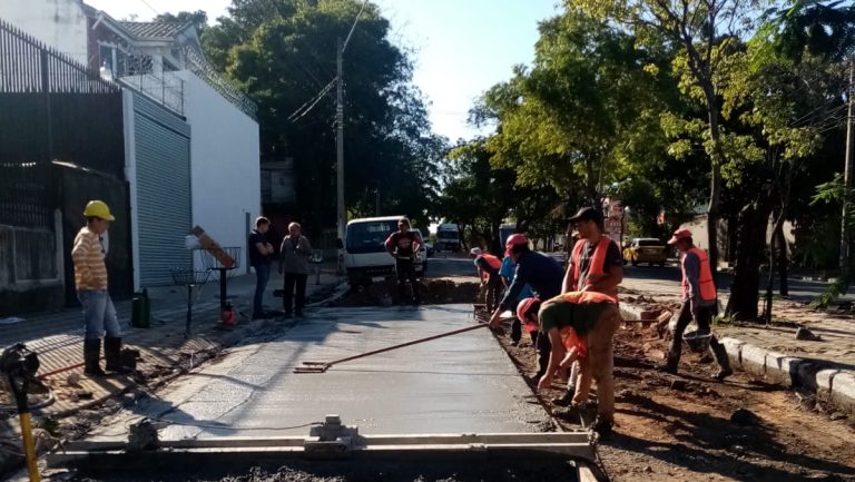 En la avenida Carlos Antonio López hacen cargamento de hormigón hidráulico en losa y en badén