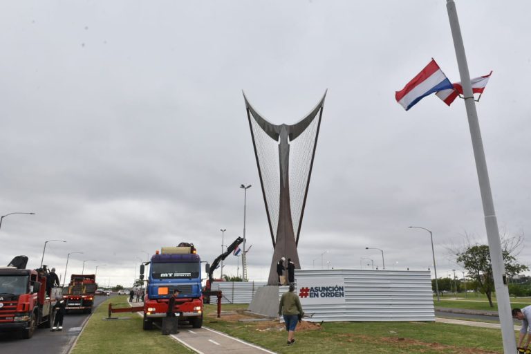 El monumento al arpa paraguaya, creación de Juan Pablo Pistilli, sonará con un tañido de eternidad, arrullado por los vientos de la Costanera, su inmortal Pájaro Campana