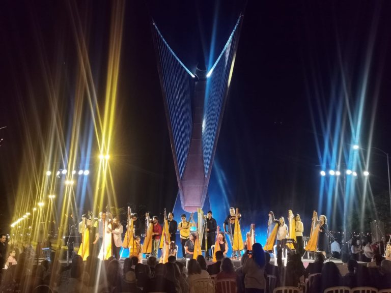 Monumento en honor al arpa paraguaya se erige soberbio en la costanera como símbolo augural del nuevo Paraguay