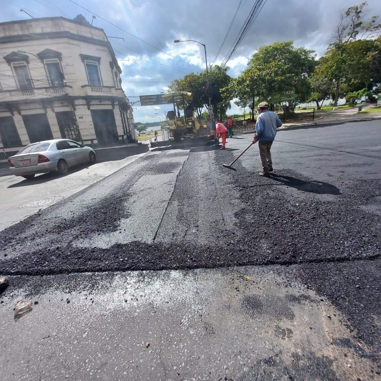 Dirección de Vialidad avanza con el asfaltado de 250 metros de la calle El Paraguayo Independiente, ubicada en pleno Centro Histórico de la Capital