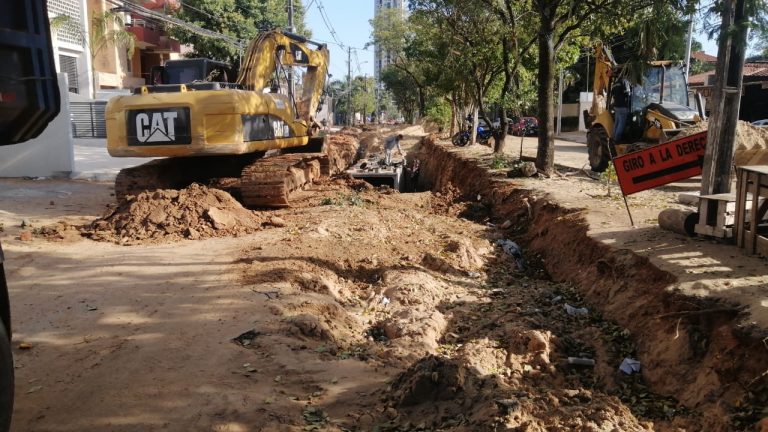 En la calle Itapúa van terminando los trabajos de pavimento entre la avenida Molas López y el Arroyo Yvyra’i, en el marco de la gran obra de desagüe pluvial