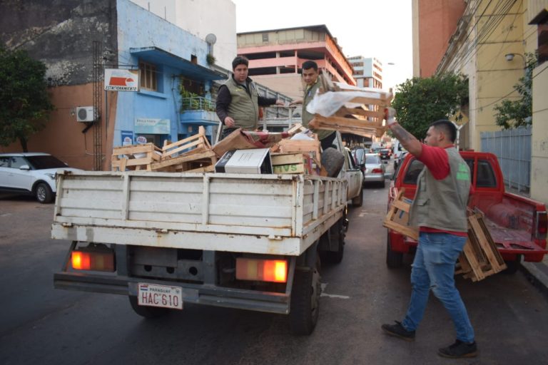 Municipalidad prosigue con el despeje de espacios reservados ilegalmente para estacionamiento en diversos puntos de la ciudad capital