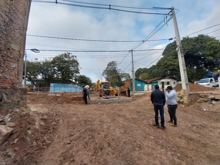 En la cuenca de Isabel La Católica/Kanonnikoff avanzan en varios frentes de trabajo en el marco de la obra del desagüe pluvial
