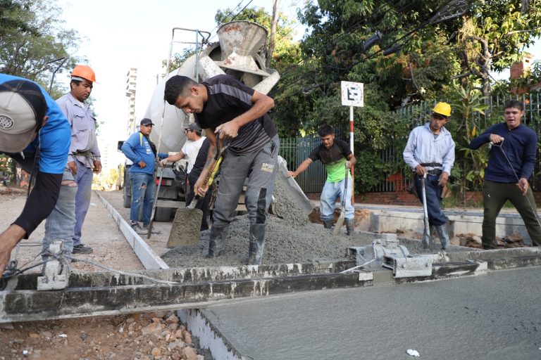 Municipalidad construye pavimentos de hormigón hidráulico en calles que presentan problemas por el agua de lluvia