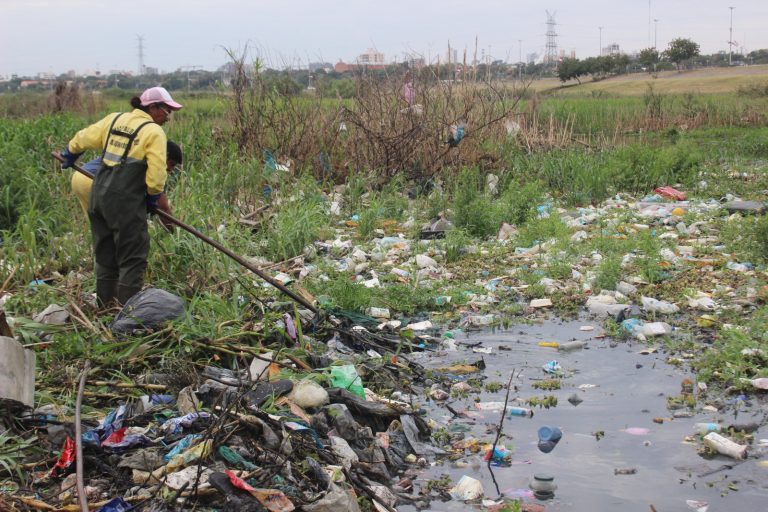 Dirección de Servicios Urbanos realiza tareas de limpieza y extracción de basura del cauce Antequera en su desembocadura ubicada en la zona de la Bahía de Asunción