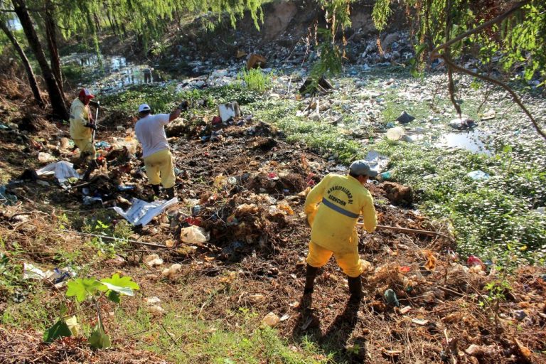 Prosiguen los trabajos de limpieza de los cauces hídricos en la zona de la Costanera de Asunción