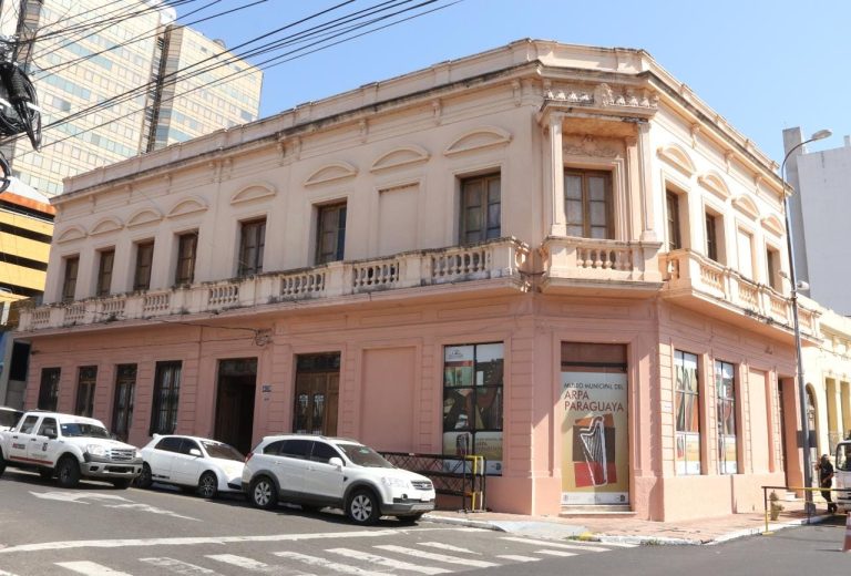 El edificio histórico conocido como Casa Ballario forma parte del conjunto de casas patrimoniales del Centro Cultural de la Ciudad Carlos Colombino Manzana de la Rivera