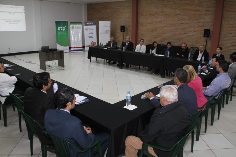 Estrategia Territorial y los planes de ordenamiento urbano para el Área Metropolitana de Asunción fueron presentados a intendentes de AMUAMA