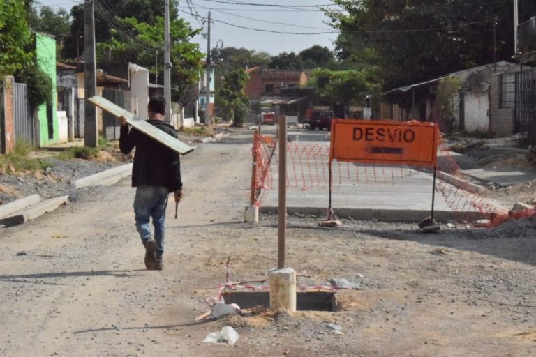 En las calles Rocío Cabriza  y Teniente Gregorio Narváez se ultiman algunos trabajos para proceder en breve a la construcción del pavimento asfáltico
