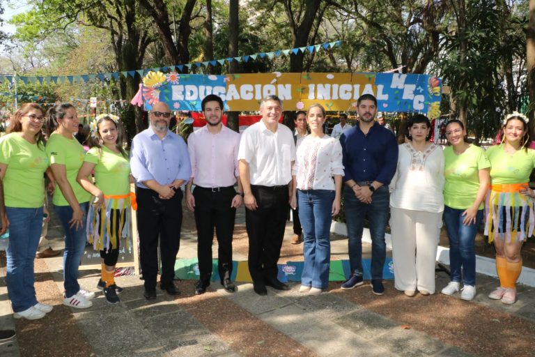 Niños y Niñas fueron agasajados en la Plaza Uruguaya, en el marco del proyecto “Javy’a Plázape”, encarado por el Ministerio de Educación y Ciencias