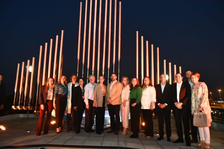 Paseo de la Guarania se erige en el espacio Turista Roga de la Costanera, como un homenaje al creador de este género musical, José Asunción Flores