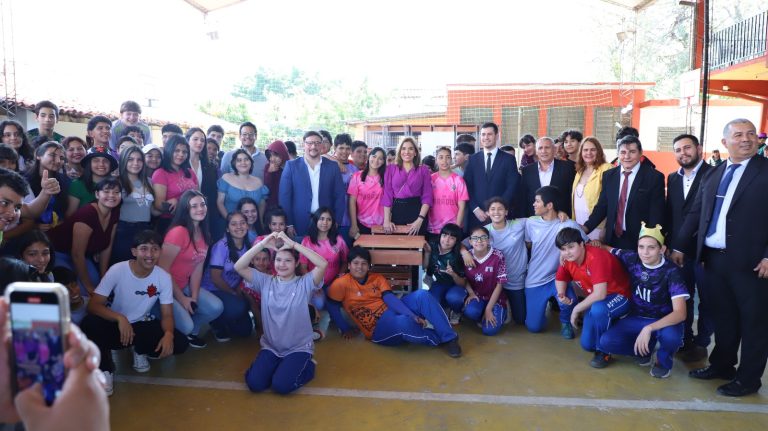 El Colegio Nacional Coronel Vicente Mongelós recibió mobiliarios por parte de la Municipalidad, a través de los fondos del FONACIDE