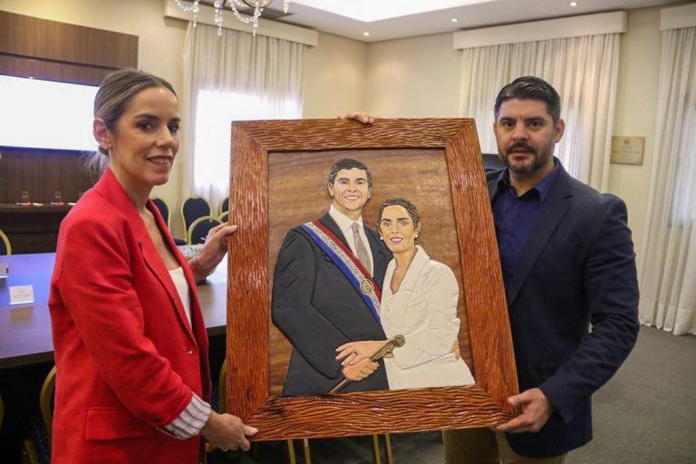 Retrato tallado en madera al relieve del matrimonio Peña – Ocampos, creación del artista caazapeño Walter Onorio, obsequió el intendente Rodríguez a la pareja presidencial
