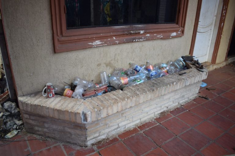 Intervención de cuadrillas de  la Policía Municipal de Vigilancia (PMV) en una vivienda sucia y abandonada en el barrio Vista Alegre ante inminencia del ingreso de enfermedades producidas por el Aedes Aegypti