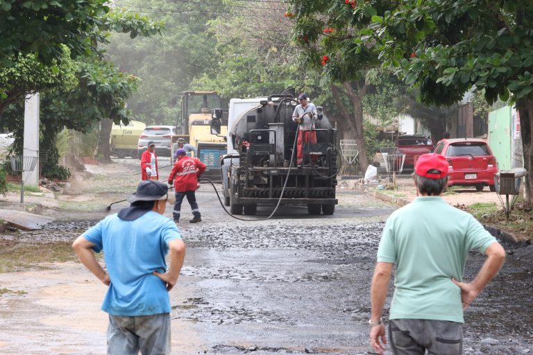 Municipalidad de Asunción inició obra de regularización asfáltica en 6 cuadras de la calle empedrada 12 Proyectadas