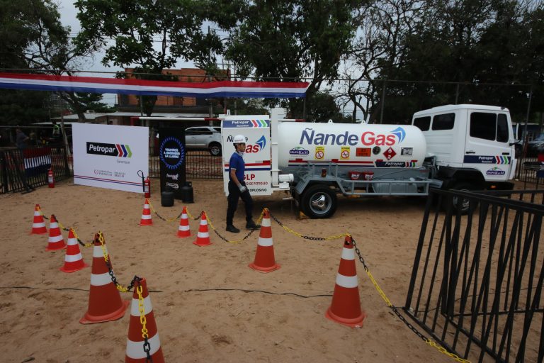Con la presencia del Presidente de la república Santiago Peña y la del Intendente de Asunción Oscar Rodríguez se relanzó el proyecto de Petropar “Ñande Gas”, en el Bañado Norte