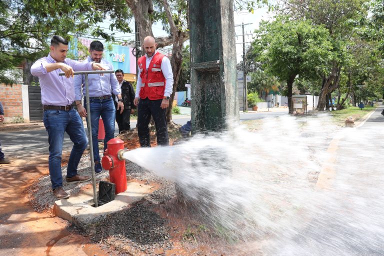 Municipalidad y ESSAP realizan trabajos de ampliación de bocas hidrantes y mantenimientos de las ya existentes en puntos estratégicos de Asunción
