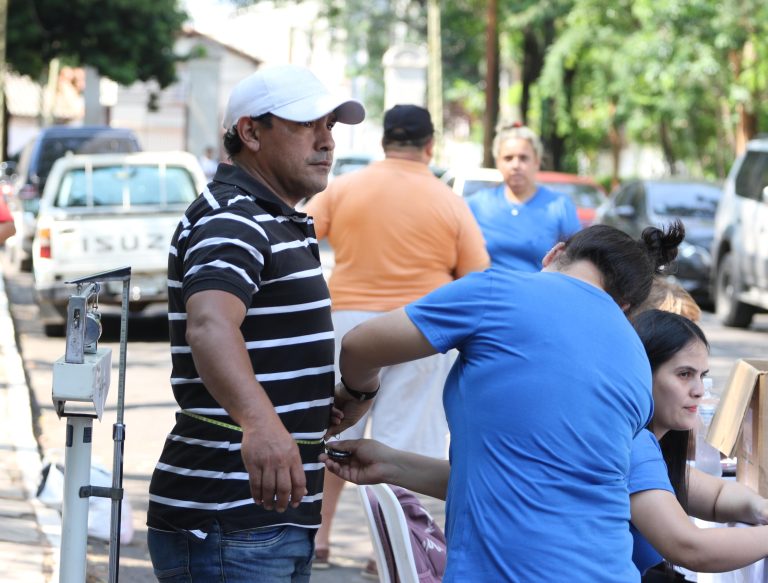 Jornada médica denominada “Noviembre Azul” se realizó en el Parque Caballero con presencia de facultativos del Policlínico Municipal de Asunción