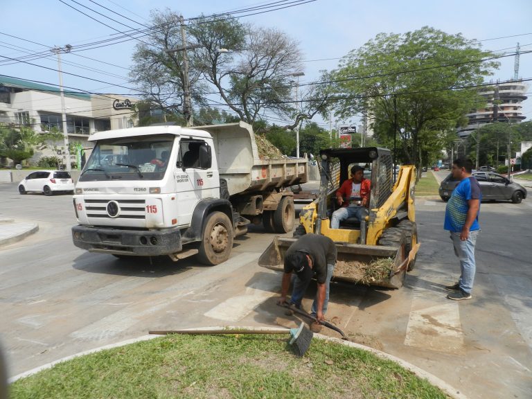 Trabajos de limpieza integral se realizan en la renovada avenida Molas López