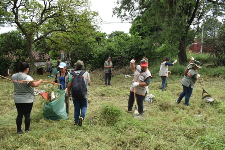 Municipalidad realizó minga ambiental contra el dengue y la chikungunya en el barrio Ita Pytã Punta