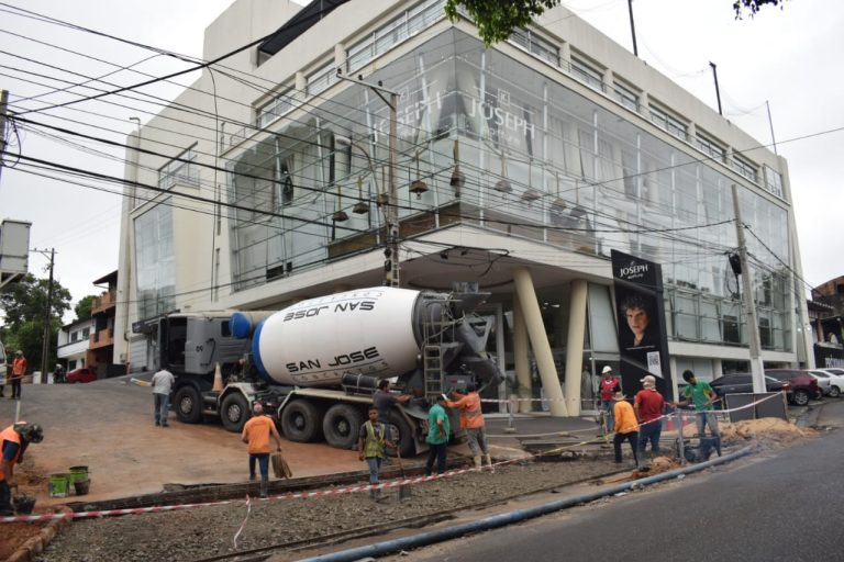 En la avenida Fernando de la Mora y Universitarios del Chaco hicieron cargamento de hormigón hidráulico para un badén