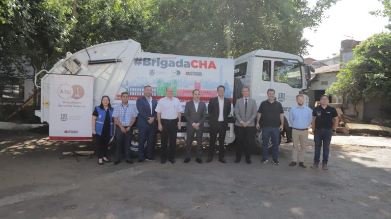 La Dirección de Servicios Urbanos de la Comuna Capitalina recibió un vehículo compactador de basura por parte del MADES