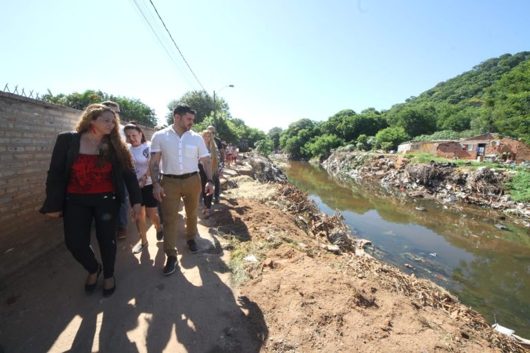 Intendente Rodríguez dio la palada inicial de obra de construcción de muro sobre el arroyo Lambaré, en zona del barrio Yukyty
