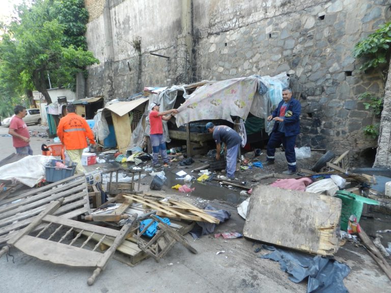 Dirección de Servicios Urbanos de la Municipalidad procedió al despeje y limpieza de un sector de la avenida Estados Unidos que estaba siendo ocupado