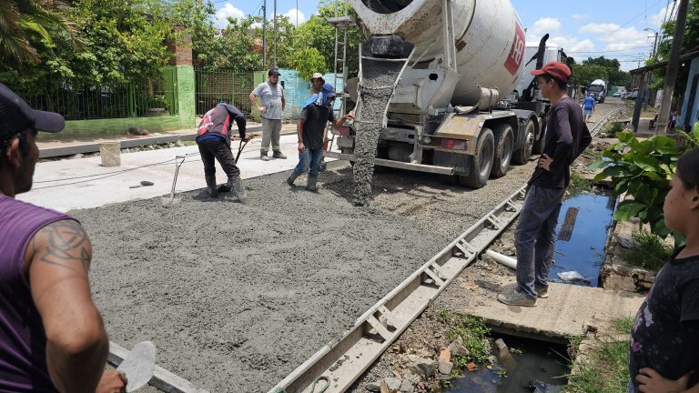 Solo faltan 100 metros, de un total de 400, para terminar el pavimento de hormigón hidráulico en la calle 38° Proyectada