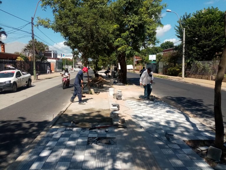 Los trabajos en el paseo central de la avenida Carlos Antonio López siguen con la colocación del piso de baldosas