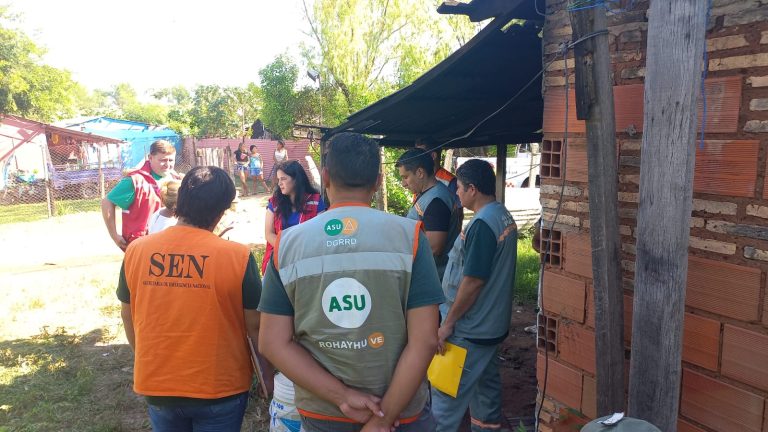 Tenaz lucha  de brigadas de obreros municipales para erradicar contagio del dengue en los barrios limpiando patios baldíos y casas abandonadas