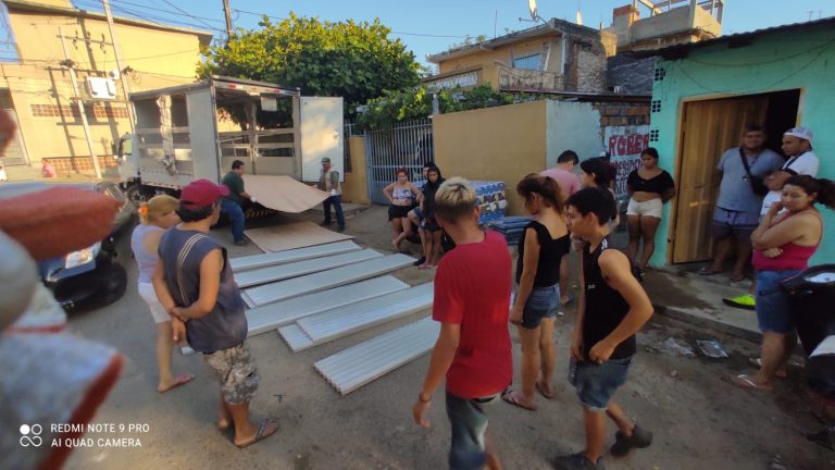 Rápida intervención del personal municipal no pudo impedir  que dos personas murieran en un incendio en Blanco Cue, otro siniestro de proporciones se registró en la Chacarita, donde ardieron 8 viviendas precarias