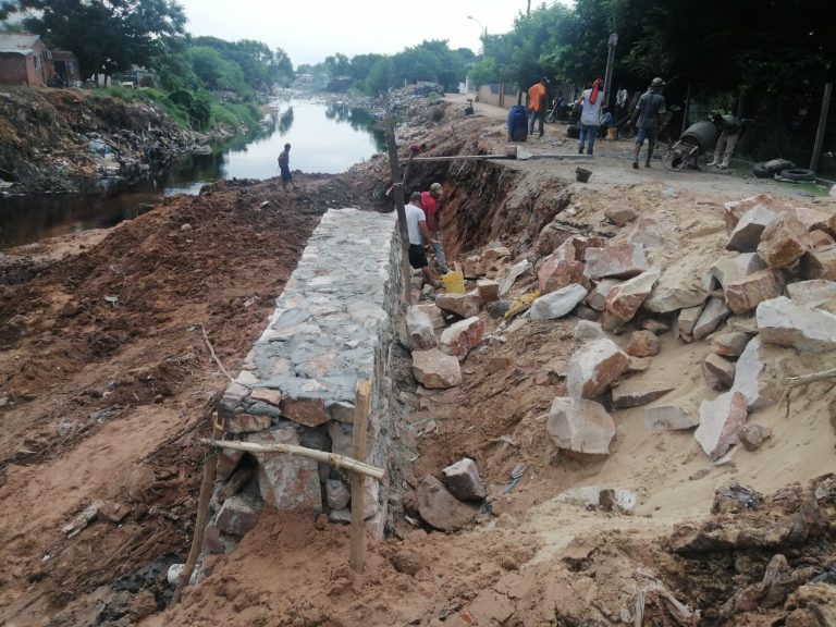 Prosiguen las obras de construcción de muros de contención de arroyos en diferentes zonas capitalinas