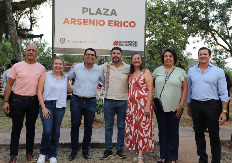 Mejoras introducidas  en la Plaza Arsenio Érico en el barrio Loma Pyta fue motivo de fiesta y alegría entre vecinos y autoridades comunales