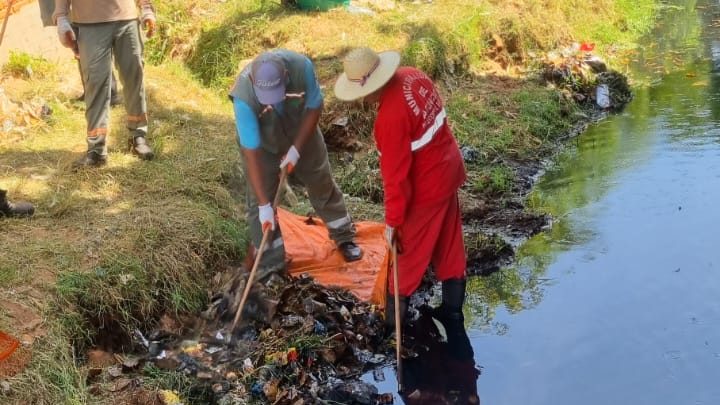 Cuadrillas de obreros de la Dirección General de Gestión de Reducción de Riesgos y Desastres (DGGRRD), limpian cauce del arroyo Morotí para frenar la epidemia del dengue