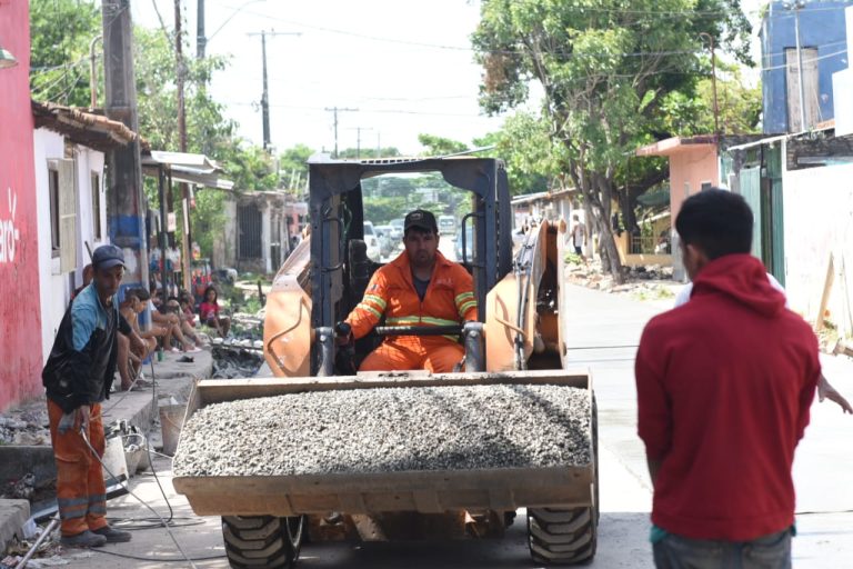 Colocación de pavimento de hormigón hidráulico, en la calle 38 Proyectada a punto de concluir