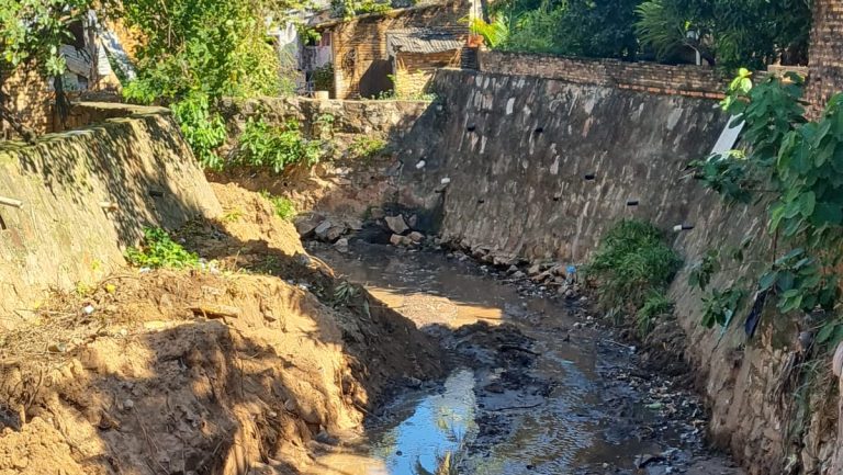 Municipalidad de Asunción trabaja en lecho del arroyo Ybyra´i, punto de descarga de las aguas de lluvia, del proyecto de desagüe pluvial de Molas López