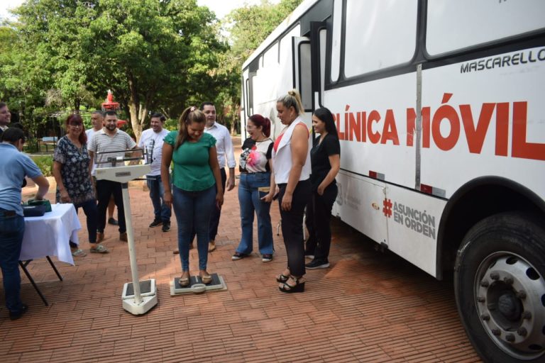 Clínica Móvil del Policlínico Municipal de Asunción llega a la Plaza Carmen de Lara Castro gracias a la solicitud de la Comisión Vecinal Paz y Progreso del Barrio San Pablo