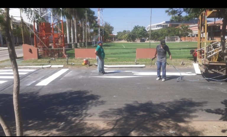 En calles del barrio Ytay se realizan trabajos de señalización horizontal, tras colocación de pavimentos de hormigón y asfáltico