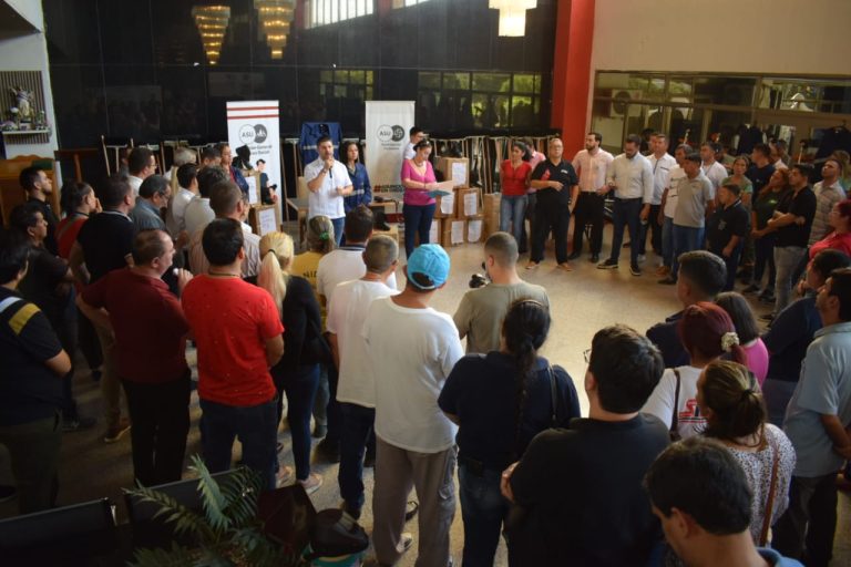 Funcionarios operativos de los centros municipales recibieron uniformes y otros elementos para mejorar el trabajo que realizan en los barrios