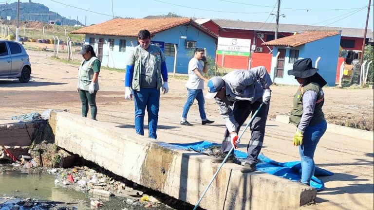 Cuadrillas municipales realizaron tareas de limpieza en el arroyo Lambaré en el marco de la lucha contra el dengue