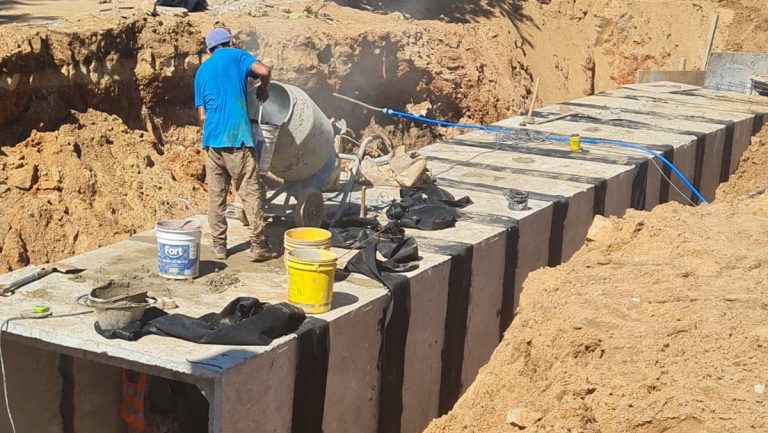 En el lote 2 del proyecto Molas López comenzaron con la colocación de los celulares prefabricados en el tramo de García Ricardi